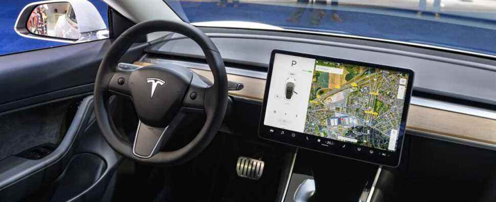 Les jeux vidéo intégrés au tableau de bord de Tesla attirent l'attention des inspecteurs de sécurité américains