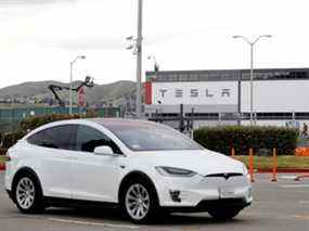 Un véhicule Tesla passe devant l'usine principale de Tesla à Fremont, en Californie, le 11 mai 2020.