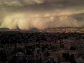 Un nuage de tempête de poussière est observé à Niwot, dans le Colorado, le 15 décembre 2021 dans cette capture d'écran obtenue à partir d'une vidéo sur les réseaux sociaux.