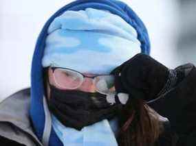 Teresa Dudley est emmitouflée et glaciale alors qu'elle marche près du quartier universitaire dans le nord-ouest de Calgary le dimanche 26 décembre 2021. Des températures extrêmement froides seront dans la région pour le reste de la semaine