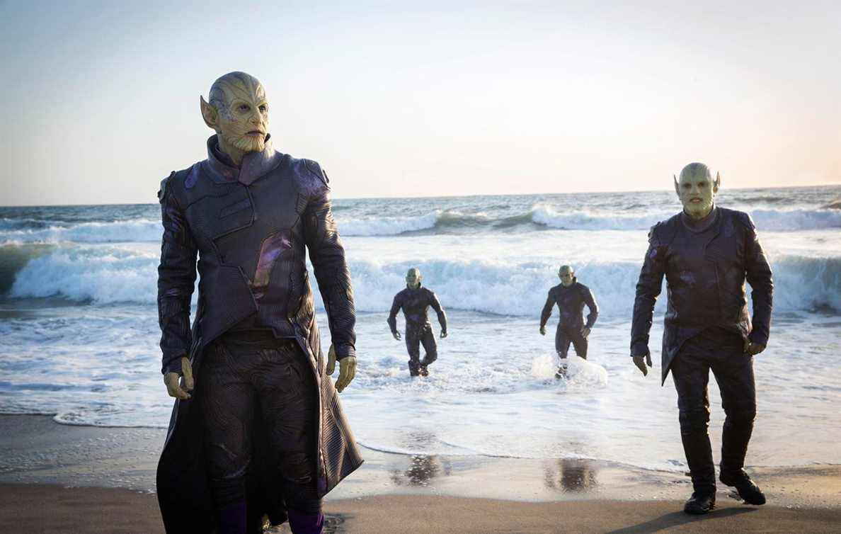Ben Mendelsohn dans le rôle de Talos, rejoignant d'autres Skrulls en sortant de l'océan