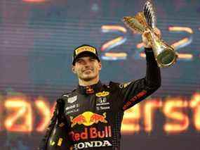 Le vainqueur de la course et champion du monde des pilotes de F1 2021, Max Verstappen, célèbre sur le podium lors du Grand Prix F1 d'Abou Dhabi sur le circuit de Yas Marina à Abu Dhabi, aux Émirats arabes unis, le dimanche 12 décembre 2021.
