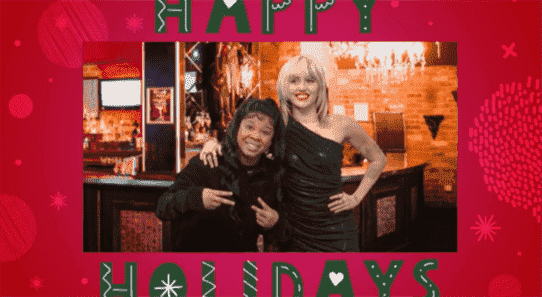 Miley Cyrus devient une carte de Noël sur 'Saturday Night Live'