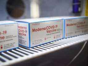 Cette photo d'archive prise le 14 octobre 2021 montre des boîtes contenant des flacons du vaccin Moderna Covid-19 stockés au Kedren Community Health Center de Los Angeles, en Californie.