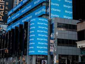 La signalisation numérique de Morgan Stanley est affichée à l'extérieur du siège social de la société à New York, aux États-Unis, le 12 avril 2018.