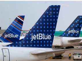 Des avions JetBlue Airways sont photographiés aux portes d'embarquement de l'aéroport international John F. Kennedy de New York le 15 juin 2013.