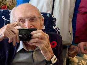 Charlie Fisher, vétéran canadien de la Seconde Guerre mondiale, est décédé la semaine dernière à l'âge de 107 ans. Fisher a servi dans pratiquement toutes les grandes campagnes européennes de la guerre au Canada et est rentré chez lui avec une collection unique de photographies personnelles qu'il a prises avec un appareil photo personnel de contrebande.  Il est photographié avec cet appareil photo ici.