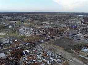 Vue aérienne des dégâts après qu'une tornade a ravagé, à Mayfield, Kentucky, États-Unis, le 11 décembre 2021, dans cette image fixe tirée d'une vidéo.  Vidéo prise avec un drone.  Michael Gordon/Storm Chasing Video via REUTERS ATTENTION EDITORS - CETTE IMAGE A ETE FOURNIE PAR UN TIERS.  CRÉDIT OBLIGATOIRE.  AUCUNE REVENTE.  PAS D'ARCHIVES.  AUCUNE NOUVELLE UTILISATION APRÈS LE 9 JANVIER 2022. AUCUNE UTILISATION : SERVICE DE NOUVELLES DU RÉSEAU, CBS NEWS, CNN, NBC NEWS, WEATHER NATION, WEATHER CHANNEL, WEATHER.COM, ACCU WEATHER CHANNEL, YOUTUBE