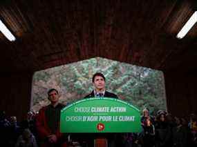 Le premier ministre Justin Trudeau assiste à une conférence de presse après une plantation d'arbres lors d'une visite de campagne électorale à Plainfield, en Ontario, le 6 octobre 2019.