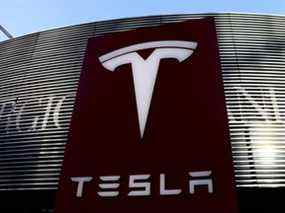 Reuters a rapporté lundi que la Securities and Exchange Commission avait ouvert une enquête sur Tesla concernant les allégations de dénonciateurs concernant les défauts des panneaux solaires.