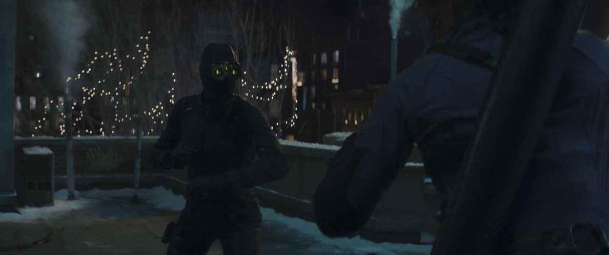 Un combattant masqué en noir affronte Kate Bishop à Hawkeye
