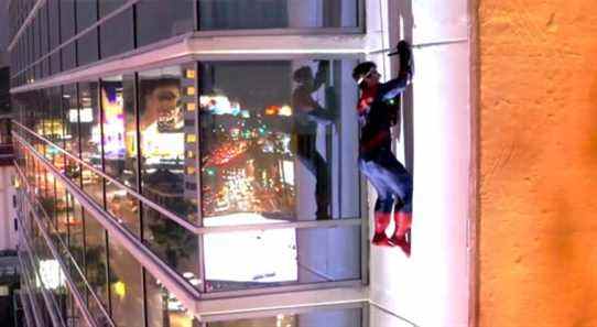 Un fan escalade des bâtiments avec ce vrai costume de Spider-Man