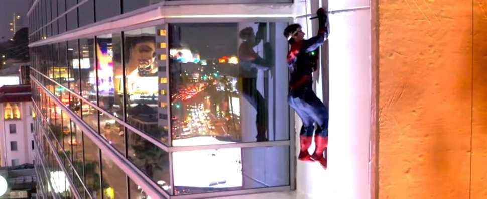 Un fan escalade des bâtiments avec ce vrai costume de Spider-Man