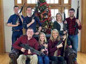 Le représentant américain Thomas Massie (R-KY) sur une photo de Noël de sa famille tenant des armes à feu, dans cette image obtenue de Twitter, publiée le 4 décembre 2021.