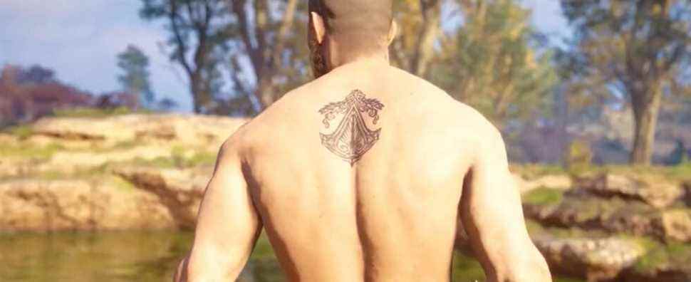 Valhalla se fait tatouer par le meilleur Assassin's Creed
