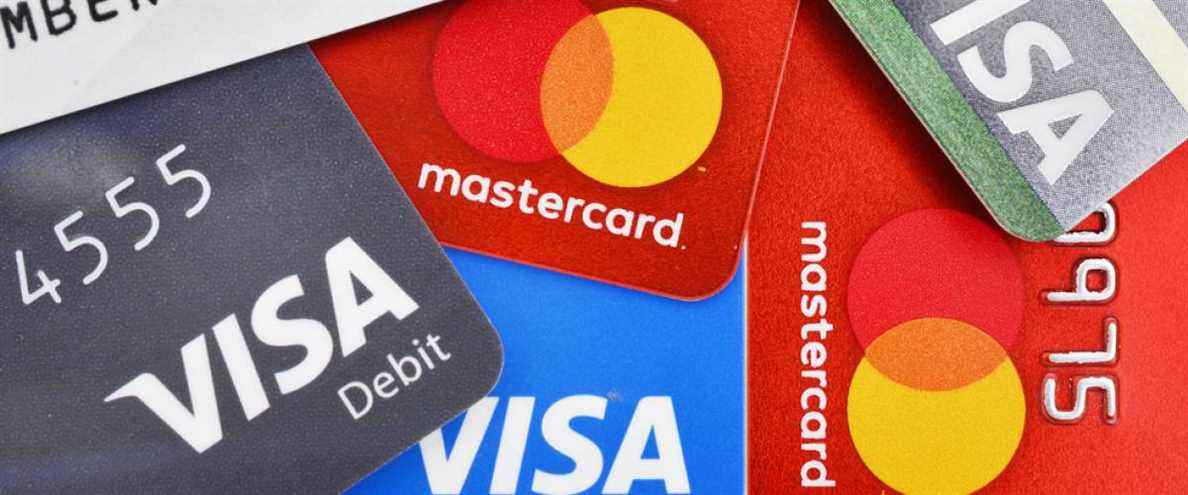 Gros plan sur de nombreux arrière-plans de carte de crédit VISA et MASTER avec un nouveau logo