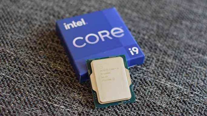 Un processeur Intel Core i9-12900K à côté de sa boîte d'emballage.