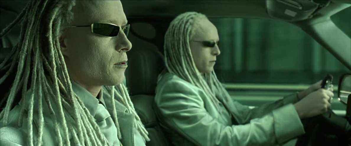 Les jumeaux dreadlockés albinos dans The Matrix Reloaded conduisant une voiture