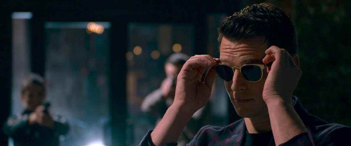 Smith (Jonathan Groff) met des lunettes de soleil dans The Matrix Resurrections