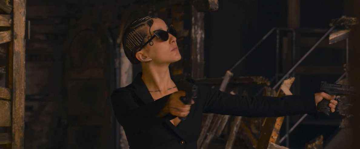 LExy tenant deux pistolets dans The Matrix Resurrections