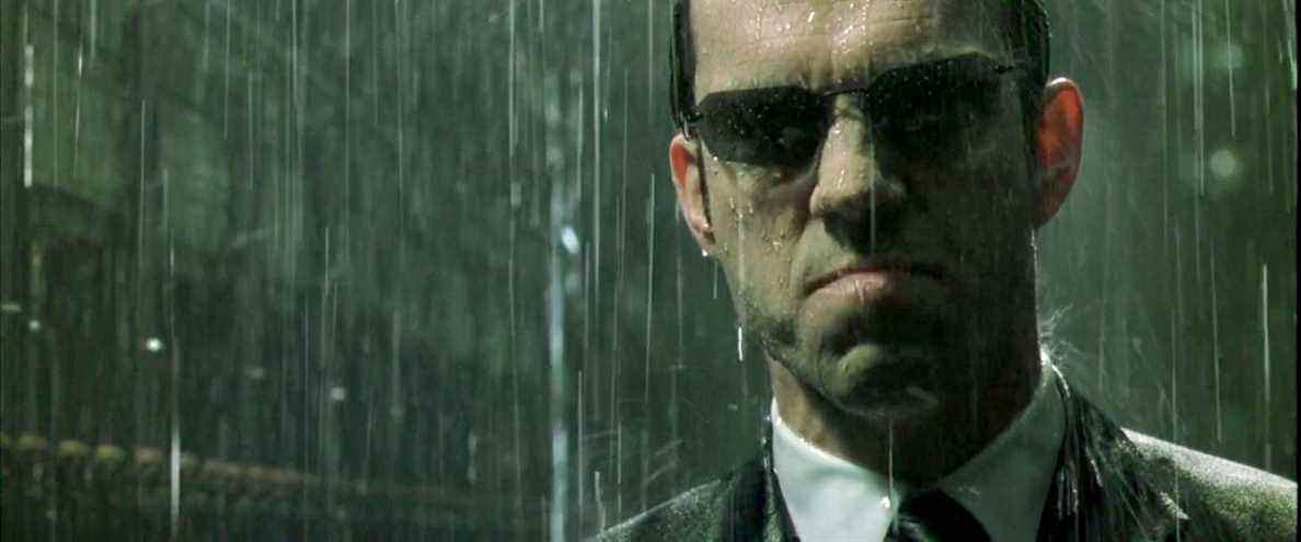 L'agent Smith dans The Matrix Revolutions se bat sous la pluie