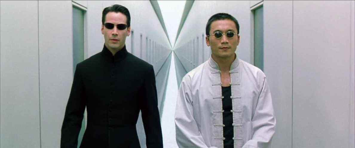 Seraph et Neo marchent dans un couloir blanc dans The Matrix Reloaded