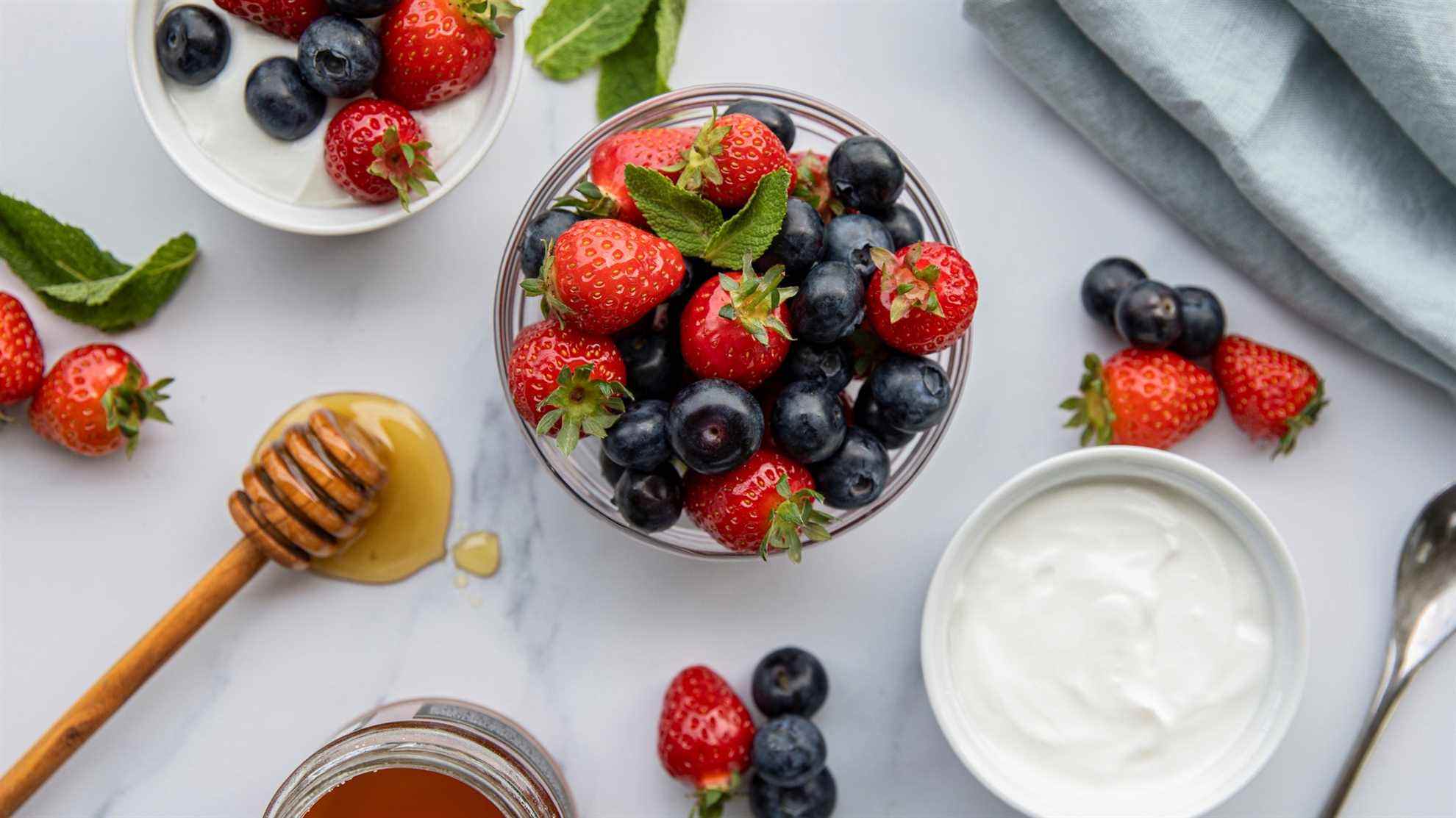Une photo de yaourt grec, de fruits et de miel