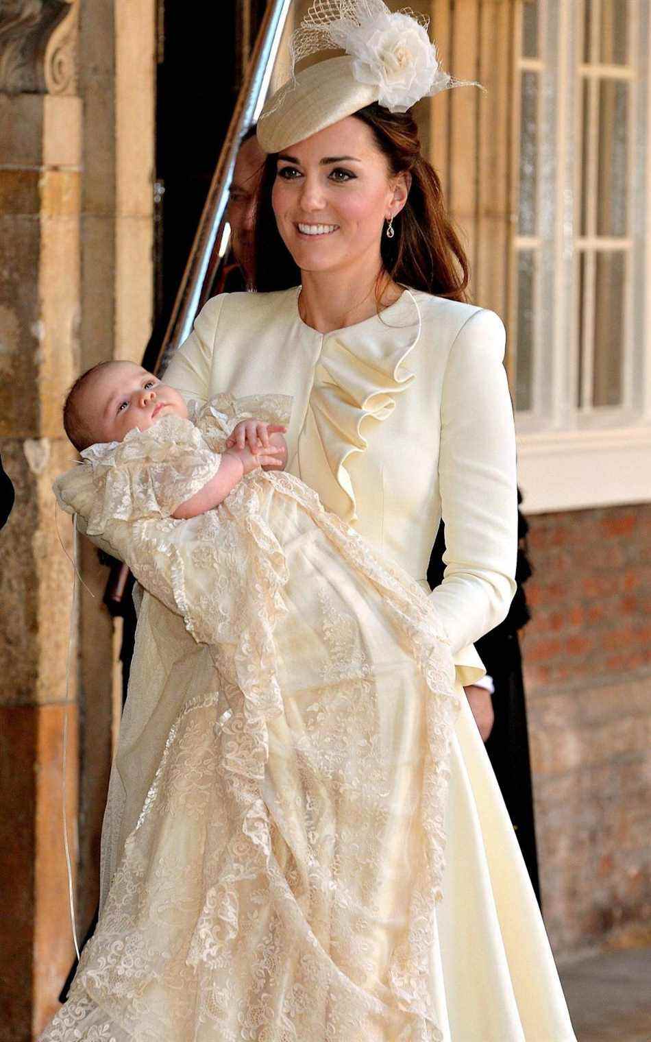 La robe a depuis été portée par le nouveau-né Prince George en 2013, la princesse Charlotte en 2015, le prince Louis en 2018 et Archie Mountbatten-Windsor en 2019 - JOHN STILLWELL