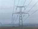 Pylônes électriques à haute tension sur des terres agricoles à proximité de la centrale nucléaire de Nogent, exploitée par Électricité de France SA (EDF), à Nogent-sur-Seine, France, le 21 décembre 2021. 