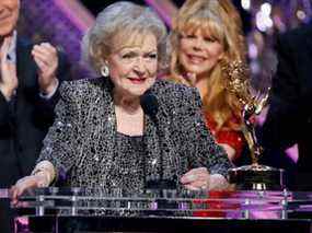 L'actrice Betty White accepte le Lifetime Achievement Award lors de la 42e cérémonie annuelle des Daytime Emmy Awards à Burbank, Californie, États-Unis, le 26 avril 2015. REUTERS / Danny Moloshok