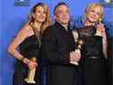 Jean-Marc Vallée avec les stars de Big Little Lies Laura Dern, à gauche, et Nicole Kidman aux Golden Globes 2018.  Les deux acteurs ont remporté des trophées et l'émission HBO a remporté le prix de la meilleure mini-série ou du meilleur téléfilm.