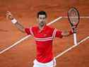 Le Serbe Novak Djokovic célèbre après sa victoire contre l'Espagnol Rafael Nadal à l'issue de la demi-finale du simple messieurs à l'Open de France 2021 à Paris le 11 juin 2021.
