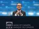 Tiff Macklem, gouverneur de la Banque du Canada, écoute lors d'une conférence de presse à Ottawa.