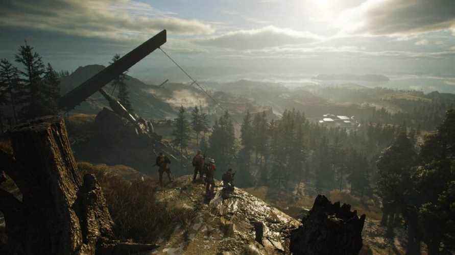 Tom Clancy Games : Quatre soldats peuvent être vus surplombant le monde ouvert depuis le bord d'une falaise.