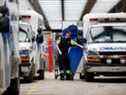 Une équipe d'ambulance délivre un patient à l'hôpital Mount Sinai alors que les autorités avertissent d'un 