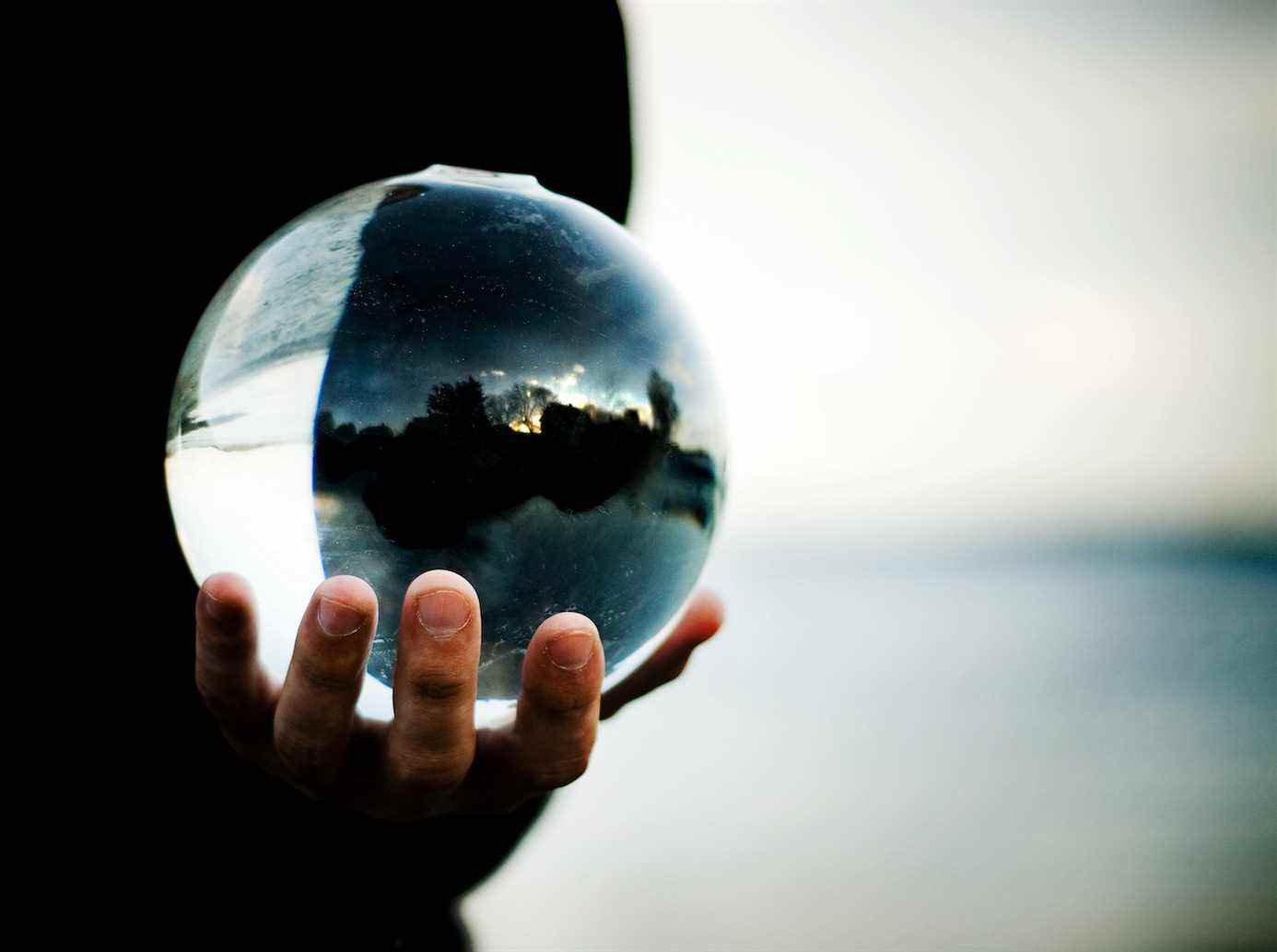 une main tenant une boule de cristal