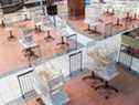 Des chaises sont montrées empilées sur des tables dans une aire de restauration vide dans un centre commercial à Montréal alors que la pandémie de COVID-19 se poursuit au Canada.