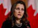La vice-première ministre et ministre des Finances du Canada, Chrystia Freeland, a annoncé une aide supplémentaire en cas de pandémie pour les entreprises lors de l'épidémie d'Omicron. 