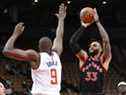 Le gardien des Raptors de Toronto Gary Trent Jr. (33) tire le ballon sur le centre des Clippers de Los Angeles, Serge Ibaka (9), en première mi-temps à la Scotiabank Arena. 