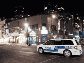 La police patrouille la rue Sainte-Catherine à Montréal le 9 janvier 2021, la première nuit d'un couvre-feu en raison de l'augmentation des cas de COVID-19.