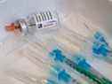 Un flacon vide du vaccin AstraZeneca COVID-19 et des seringues sont visibles sur un plateau à l'hôpital universitaire de Halle/Saale, dans l'est de l'Allemagne.
