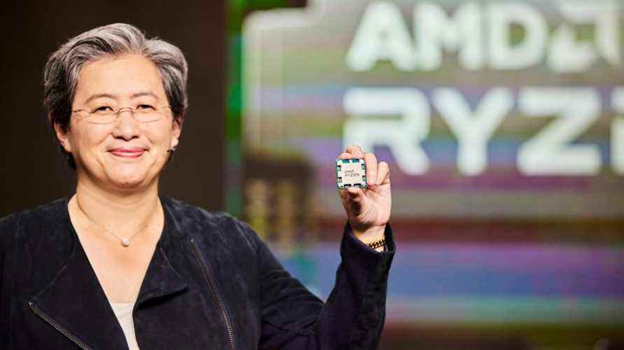 Lisa Su tenant un processeur AMD Zen 4 Ryzen