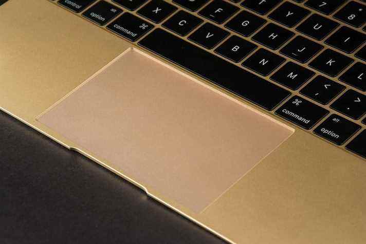 Gros plan d'un trackpad sur un MacBook 2015.