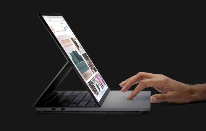 Une main manipulant le trackpad sur un Microsoft Surface Laptop Studio. 