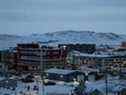 Le centre-ville d'Iqaluit, au Nunavut, est diffusé après le coucher du soleil à 14 h le mardi 24 novembre 2020. 