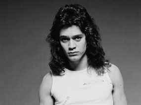Eddie Van Halen pose pour un portrait en studio en 1978.