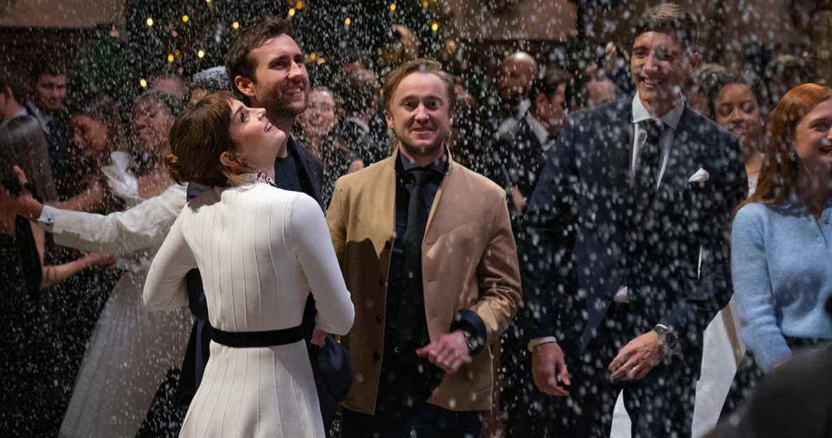 Emma Watson, Matthew Lewis et Tom Felton se tiennent debout dans de la neige artificielle dans le spécial Retour à Poudlard