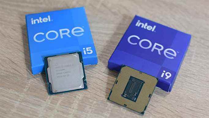 Plusieurs processeurs Intel Core placés à côté de certains emballages Intel.