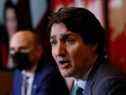 Le premier ministre Justin Trudeau, avec le ministre de la Santé Jean-Yves Duclos, participe à une conférence de presse alors que la dernière variante d'Omicron apparaît comme une menace au milieu de la pandémie de COVID-19.