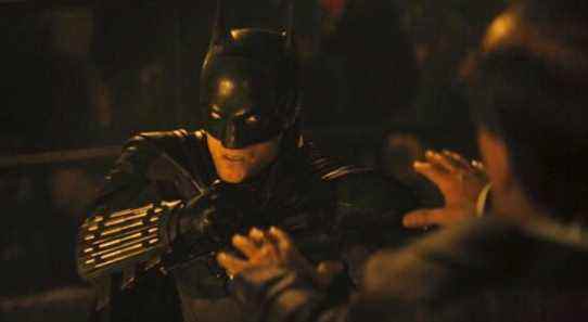 La nouvelle image de Batman donne le regard le plus clair à ce jour sur la combinaison de Robert Pattinson